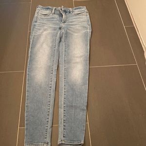 American Eagle light wash blue skinny jeans size 0